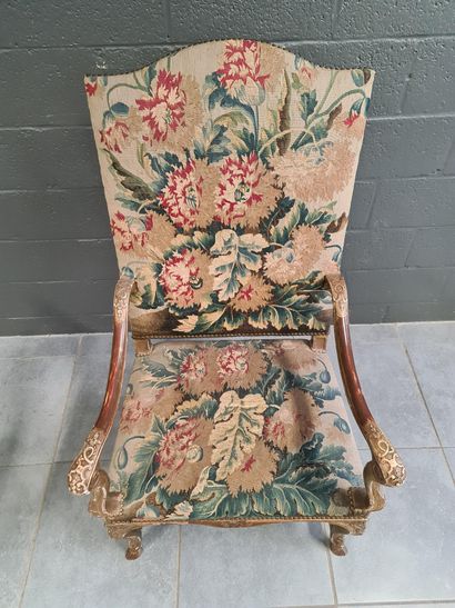 null Pair of gilded wood armchairs in the Regency style, tapestry of plant motifs....