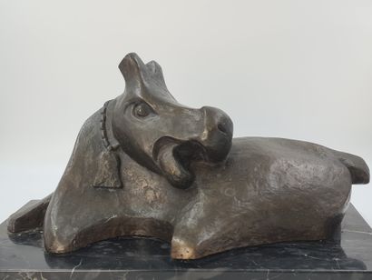 Amar Nath SEGHAL (1922-2007). 阿玛尔-纳特-赛格哈尔（1922-2007）。风格化的神牛。青铜器。1972.编者注：3。高度：29厘米。宽度：57厘米。底座尺寸：65...