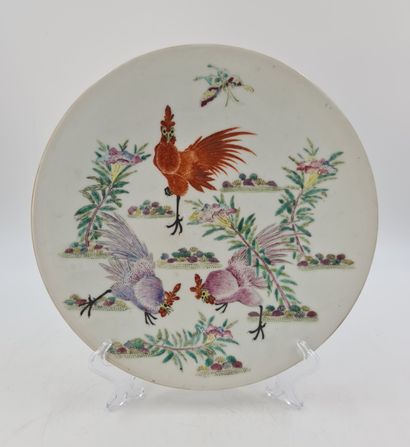 null Chinese porcelain dish and enamels of the pink family decorated with three roosters...