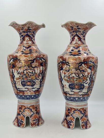 null Pair of large Imari porcelain vases, on a flared foot with a wavy neck opening,...