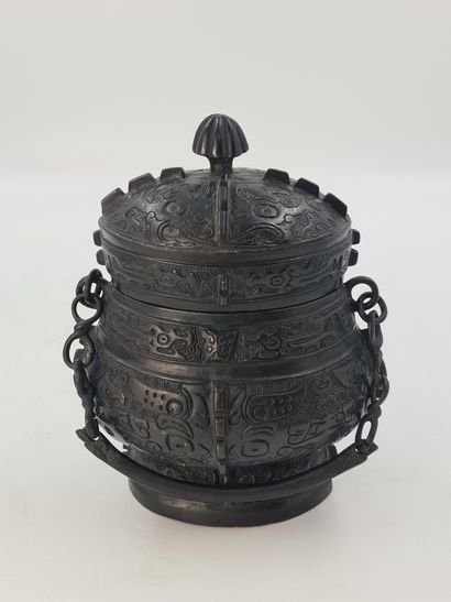 null 一个棕色的青铜包覆的花瓶，上面装饰着古老的饕餮图案，槲寄生龙和狮子头。中国，晚明时期。材料中有两个小缺口。

青铜器上有青铜色的斑纹，并有古老的陶器、...