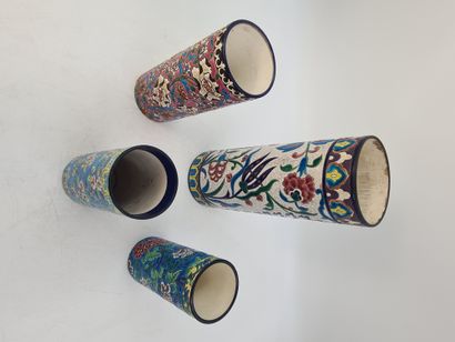 null 一套四个圆柱形的Longwy珐琅彩花瓶，19世纪末/20世纪初，有Iznik和日本的装饰。两个蓝色，一个白色和一个粉红色的背景 高：32，23和18厘...