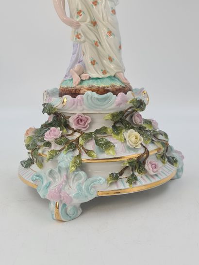 null Middle table in German porcelain around 1920 representing two women with the...