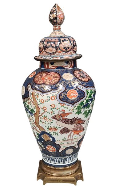 null A large covered Imari porcelain vase, decorated in blue, coral, green and gold...
