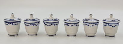 null Lot de six moutardiers en porcelaine de Tournai décor au romarin. Ht : 8 cm

Set...