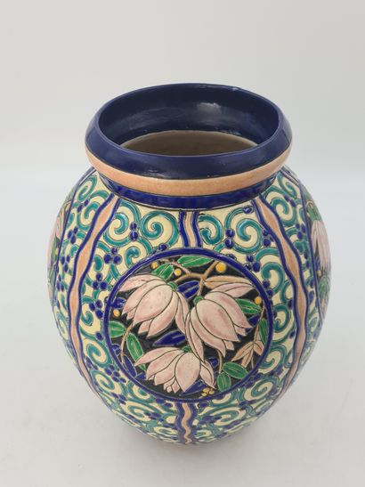 Charles CATTEAU (1880-1966). 查尔斯-CATTEAU（1880-1966）。令人印象深刻的Boch Keramis搪瓷花瓶，带有风格化的花朵。高度：35厘米。

查尔斯-CATTEAU（1880-1966）。令人印象深刻的Boch...
