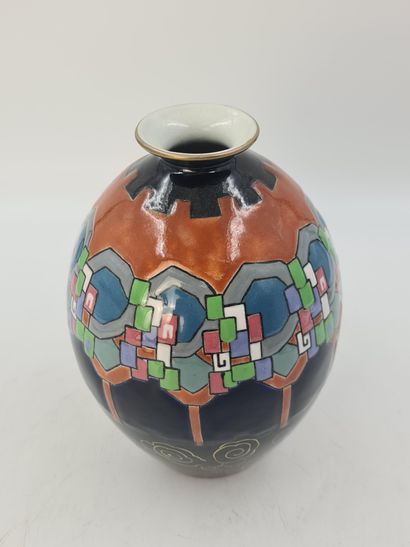 Jacquet ADNET (1900 -1984). Jacquet ADNET（1900 -1984）。掌握。珐琅彩花瓶，有几何装饰和风格化的花朵。高度：28厘米。

Jas...