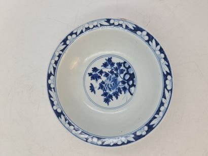 null 瓷杯，蓝色珐琅彩装饰的牡丹花盛开和蝴蝶。中国 18/19世纪。高度：6.5厘米。直径：20厘米 一个小缺口，一个缺口。

门口有一个蓝色的装饰物，上面有一个白色的小盒子和一个小瓶子。中国在18/19年代的情况。高度：6.5厘米。直径：20厘米...
