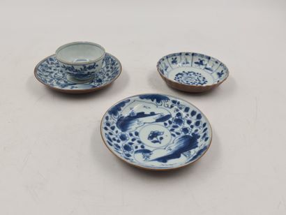 null Lot de 10 pièces Chine comprenant 8 coupes et soucoupes diverses en porcelaines...