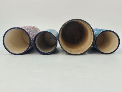 null 一套四个圆柱形的Longwy珐琅彩花瓶，19世纪末/20世纪初，有Iznik和日本的装饰。两个蓝色，一个白色和一个粉红色的背景 高：32，23和18厘...