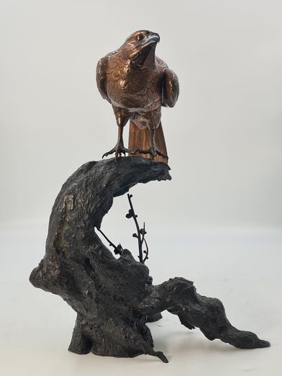 Grand okimono en bronze, représentant un...