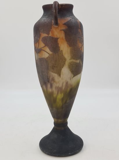 Antonin DAUM (1864-1930) 安东尼-道姆（1864-1930）。新艺术风格的花瓶，有多层次的叶子装饰。签名为Daum Nancy。高度：43厘米。

安东尼-道姆（1864-1930）。新艺术主义风格的小房子，有一个很好的装饰。签名为Daum...
