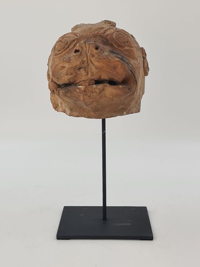 咧嘴笑的狮子头。陶器。意大利，文艺复兴时期。头部高度：14厘米。整体高度（现代底...