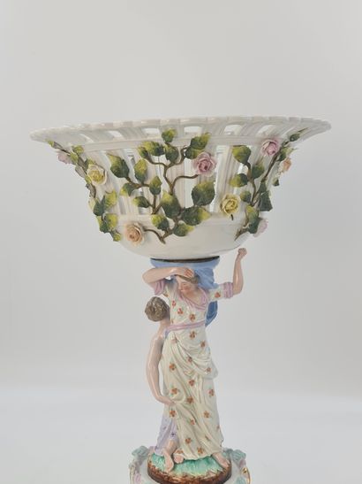 null Middle table in German porcelain around 1920 representing two women with the...
