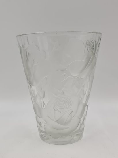 Lalique France. Vase aux fleurs stylisées....