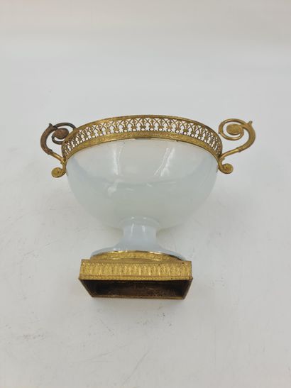 null Oval cup of the Charles X period. Opaline and gilt bronze richly chased. Height...
