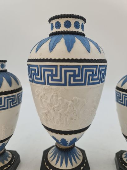 null Garniture de style néo-classique comprenant 3 vases décorés de scènes à l’antique....