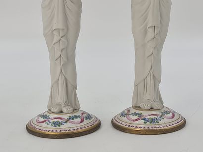 null 一对瓷器和白色饼干烛台，表现戴头巾的东方妇女。19世纪。高度：34厘米。

瓷器和白璧的一对烛台，表现戴头巾的东方妇女。Negentiende Eeu...