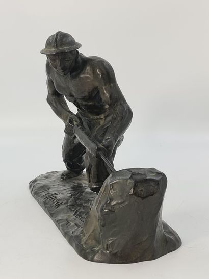 Thierry VAN RYSWYCK (1911-1958) 蒂埃里-范-赖斯维克（1911-1958）。矿工打破岩石。青铜，带绿色铜锈。高度：30厘米。长度...