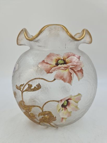 来自Montjoye水晶厂的新艺术风格花瓶。珐琅彩和镀金的花卉装饰。高度：27厘...