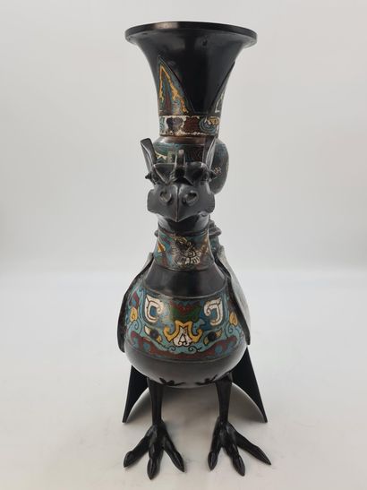 null 一个青铜和多色珐琅彩的变形花瓶，表现了一只凤凰背着一个高大的花瓶。日本，约1920-1930年 高度：43厘米

以黄铜和多孔软木为原料的佐料，包括一...