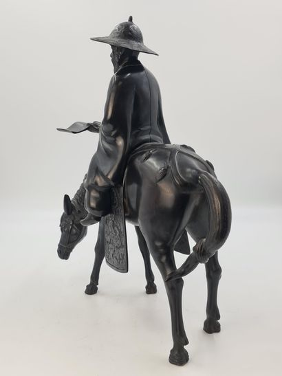 null Sujet en bronze à patine brune, représentant Toba sur sa mule, coiffé d’un grand...