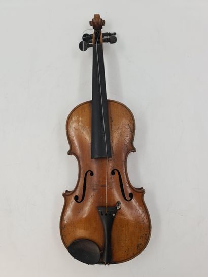 null 古代小提琴未上弦。背面有 "KLOTZ "的签名 尺寸：60厘米

优秀的小提琴。背面印有 "KLOTZ "字样。尺寸：60厘米