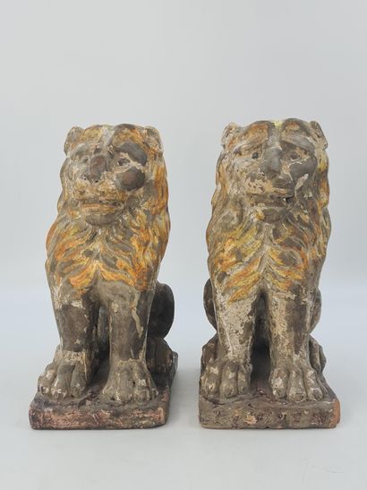 一对古老的陶制狮子（十七至十八世纪），可能来自法国北部。破损的釉面，跳跃。一个芯...