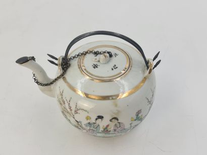 null Théière en porcelaine de Chine à décor de dames. Petite chaîne et couvre bec...