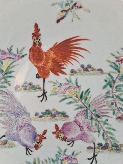 null 中国瓷器和法米勒珐琅彩盘，装饰有三只公鸡在开花的灌木丛中。反面有竹子装饰。同治年间的标记。直径：30厘米

Schotel van Chinees porselein和famille...