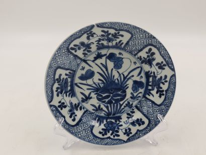 null 一对中国瓷盘，以蓝色釉下彩装饰莲花和花卉图案。中国清朝时期。直径：21厘米（有一个小缺口）

一对中国瓷盘，以蓝色釉下彩装饰莲花和花卉图案。中国清朝时...