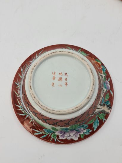 null 瓷盖碗，珊瑚和多色珐琅装饰的鸟，花和风格化的图案。底座上有Hichôzan Shinpô zô的标记，（由Tashiro Monzaemon的公司）。日本，19世纪中期...