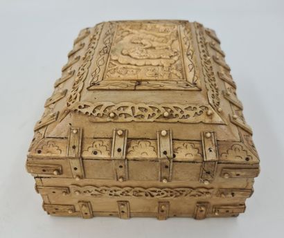 null 印度裔葡萄牙人的盒子，由骨饰面制成，顶部装饰有高浮雕的宗教盘。高度：15厘米。尺寸：22 x 27厘米。缺少一个小盘子。

19世纪初的印度-葡萄牙风...
