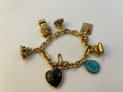 一条18K金手链，上面装饰有半宝石的奖章和内联，吊坠上刻有小鸟 