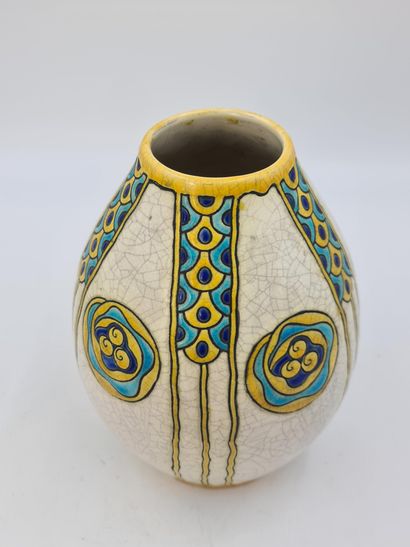 Charles CATTEAU (1880-1966) 查尔斯-CATTEAU（1880-1966）。Boch Keramis 珐琅花瓶，带有艺术装饰。高度：25厘米。里面的釉面有小的毛发。

查尔斯-CATTEAU（1880-1966）。Boch...