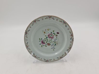 null 一套5个18世纪的中国粉彩瓷盘，有花束中的牡丹。直径：23厘米。有些缺口。

一套5件18世纪的中国瓷器边框，以玫瑰色为底色，以书本为载体。直径：23...