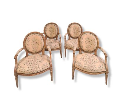 null Série de quatre fauteuils en chêne mouluré d’époque Louis XVI. Tapisserie aux...