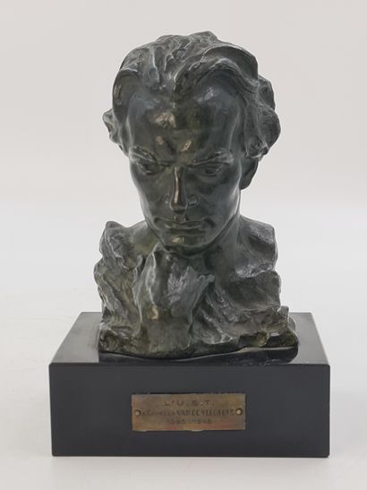 BECOX (1834-1917). BECOX (1834-1917). Buste de Beethoven en bronze à patine verte....