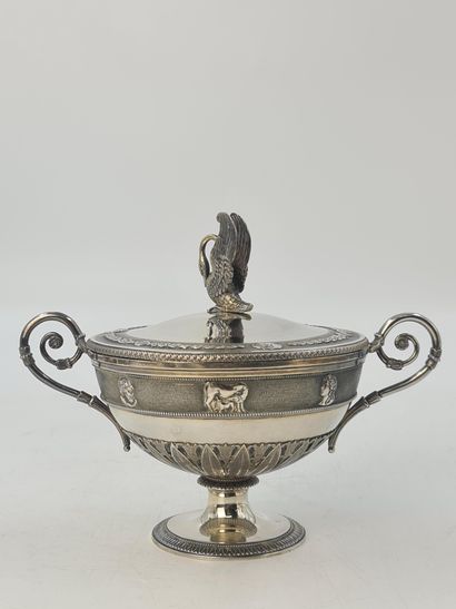 null 一个有贴花的银制糖碗。1794年至1797年的领事馆时期的法国印记。盖子上有一只天鹅。高度：17厘米。重量：775克。

太阳镜的边框用银色贴花装饰。...