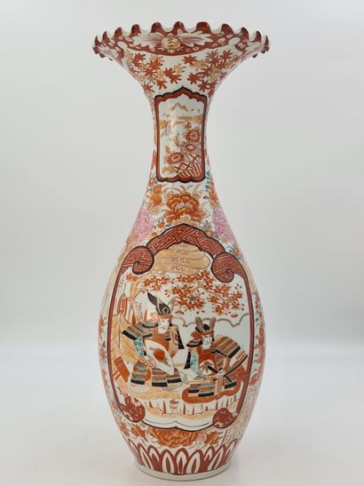 null Grand vase en porcelaine de Kutani, de forme galbée à haut col et ouverture...