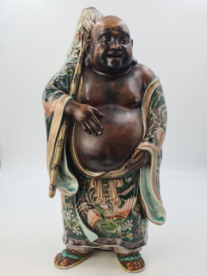 一个有铜锈和多色的石器题材，表现幸福之神之一的Hôtei，他站着，微笑着，一只手放在他开花的腹部。日本，Kutani，约1900年。高度：57厘米。

这幅画是用多色带子做的，是一个叫...