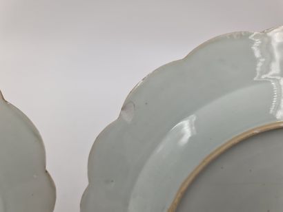null 印度公司瓷盘一套四件，带有 "中国伊万里 "的花卉装饰。乾隆时期。直径：22.5厘米

一批由印度公司制作的、带有 "中国伊万里 "装饰的、带有花纹的...