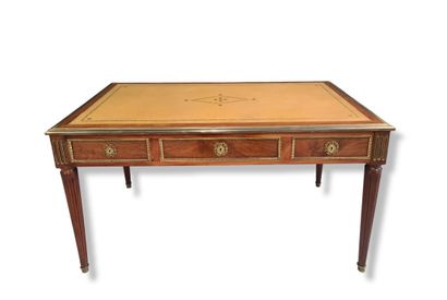 null 路易十六风格的桃花心木小平桌。高度：72厘米。顶部尺寸：113 x 61厘米。

Lodewijk XVI-stijl的桃花心木小书桌。高度：72厘米。画面：113...