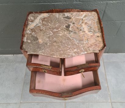 null Petite commode de nuit d’époque Louis XV en marqueterie. Tablette en marbre....