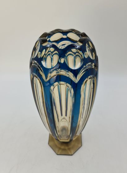 null Vase art deco en cristal topaze doublé bleu du Val Saint Lambert. Ht : 35 cm.
Éclat...