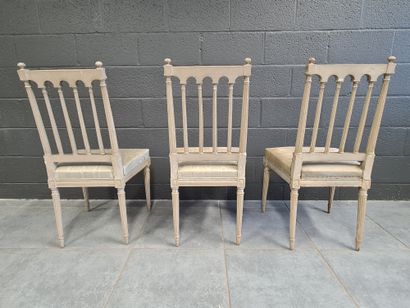 null 一套6把路易十六时期的椅子，有灰色的铜锈。背部有凹槽柱廊。

路易十六时期的6把椅子，带有灰色铜锈。地毯和柱廊的设计。