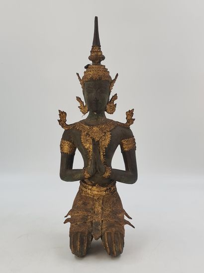 Adorant in bronze with double patina. Siam...