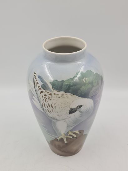 null Vase Boch Keramis à décor d'aigle sur un rocher. Marqué B.F.K 530. Ht : 33 cm.

Boch...