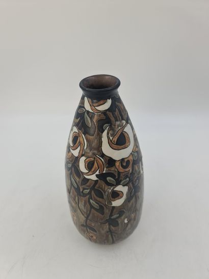 Charles CATTEAU (1880-1966). 查尔斯-CATTEAU（1880-1966）。Boch Keramis 炻器花瓶，有风格的花朵。D.763高：29厘米。

查尔斯-CATTEAU（1880-1966）。Boch...
