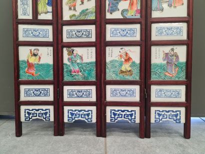 null 小型8叶屏风由16块法米勒玫瑰瓷板组成，装饰有8位神仙和宫殿及人物的动画场景。还由34块蓝白色的小板组成，上面装饰着莲花和希腊的楣饰。1900年左右的中国。高度：80...